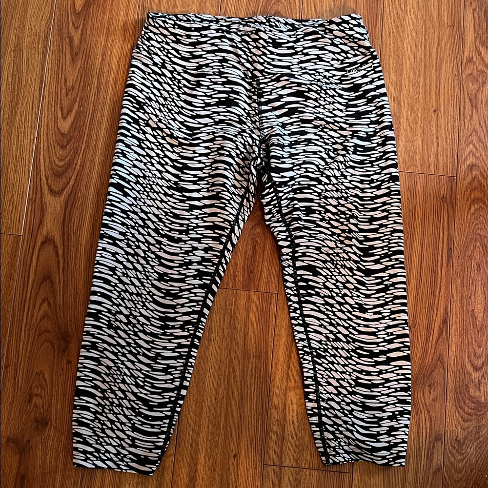 Calvin Klein Performance “Quick Dry” Black & White Abstract Print Capri Leggings